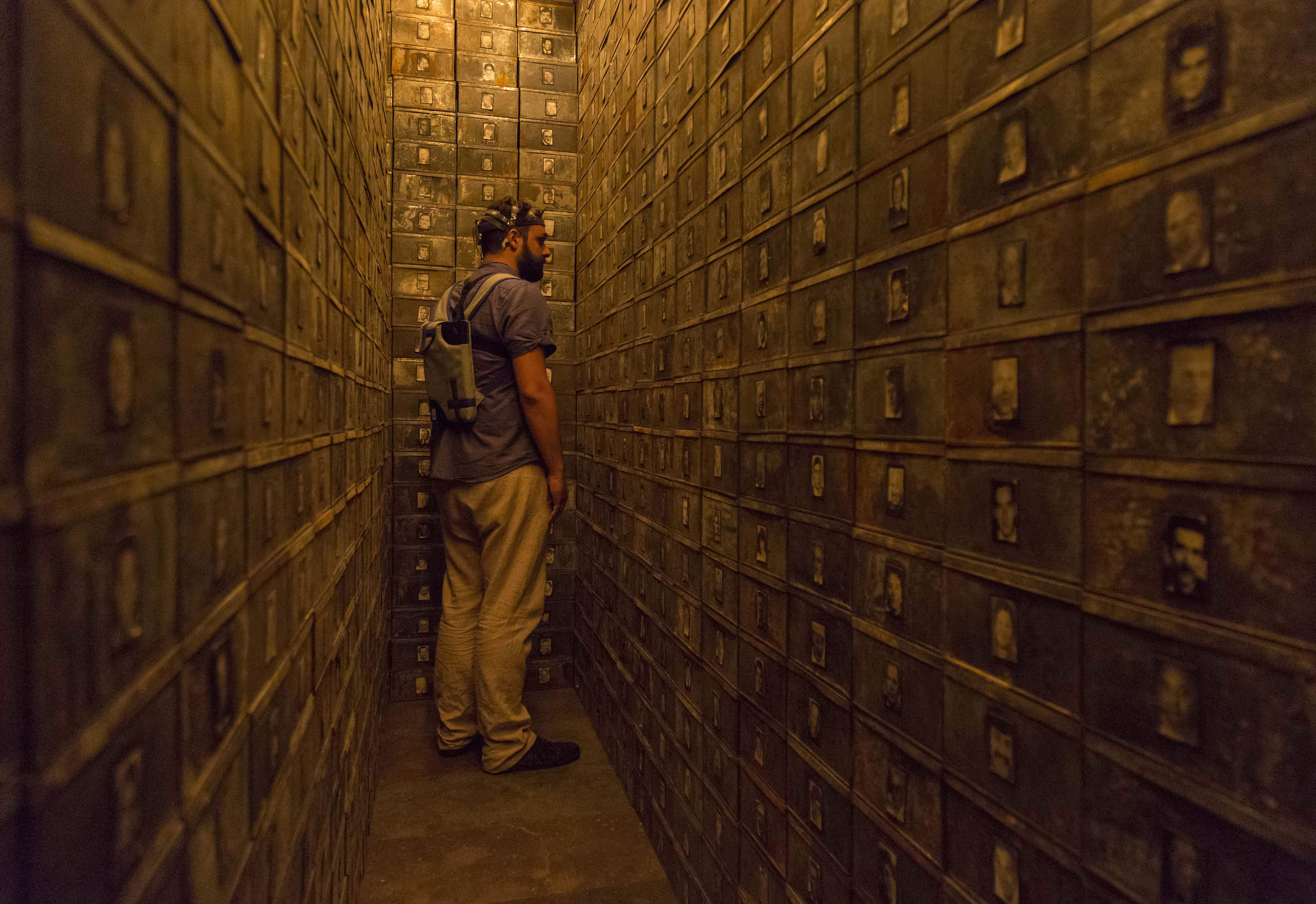 Voluntario_con_los_equipos_lableni_en_Boltanski._Depart-arrive_1