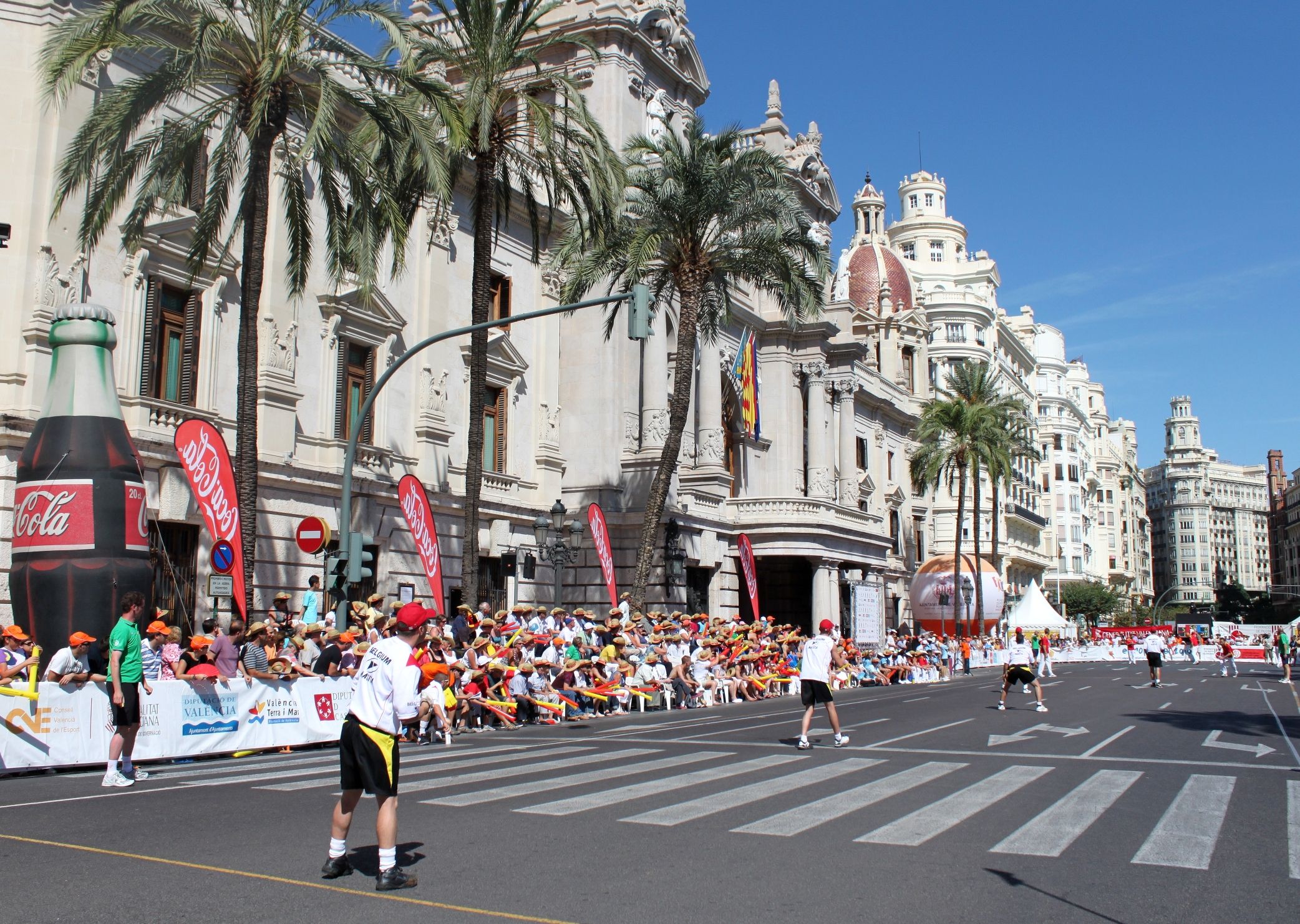 Partida de pilota en la plaça de l'Ajuntament abans de la seua peatonalització