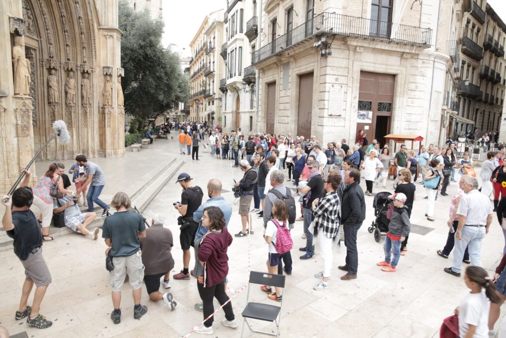 Un rodaje en la plaza de la Virgen de València