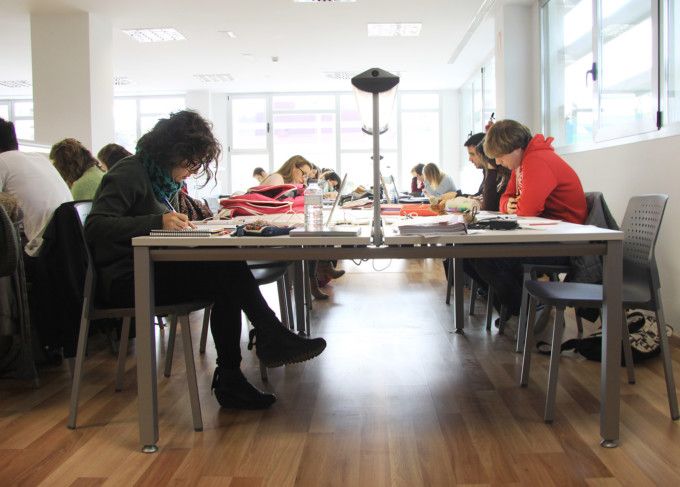 estudiantes-en-el-aula-de-estudio-de-la-fabrica-6