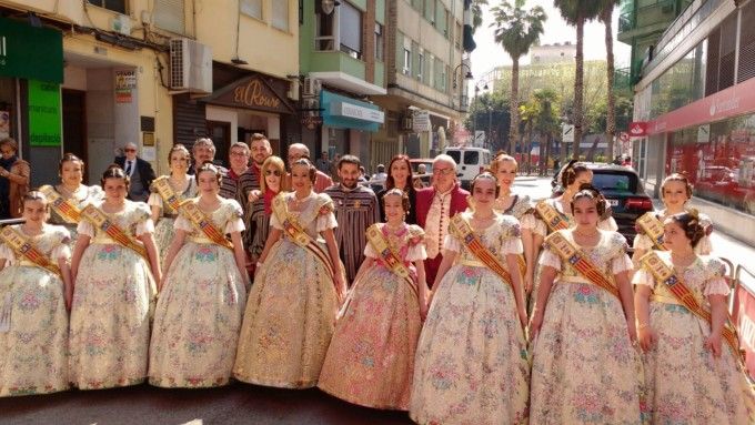 maria-josep-amigo-josep-bort-i-diego-gomez-durant-la-visita-a-les-falles-dalzira