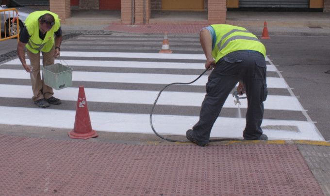 picassent-la-brigada-municipal-treballa-en-el-manteniment-de-la-senyalitzacio-viaria-als-nostres-carrers