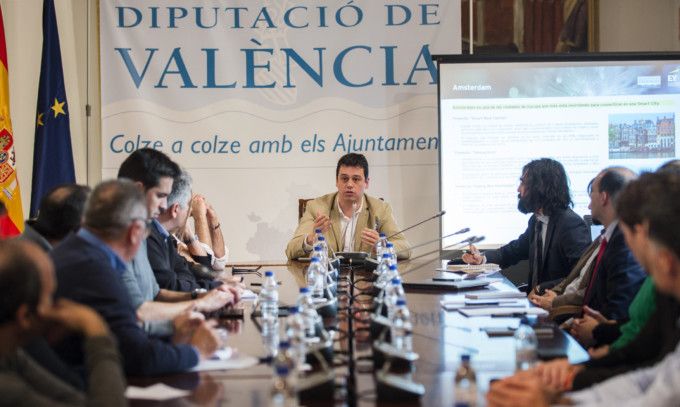 el-diputado-de-modernizacion-y-administracion-electronica-ivan-marti-con-representantes-de-municipios-valencianos-bajo-el-sello-smart