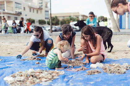 personas_limpiando_playa