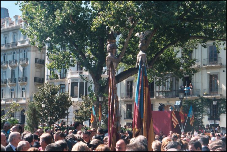 La Reial Senyera pels carrers de València.