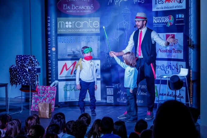 actuacion-mago-mazo-en-la-fabrica-6