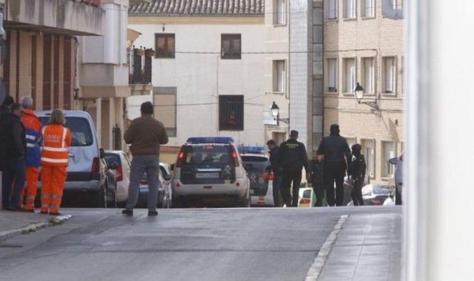 Un hombre se atrinchera armado en casa de su ex pareja en Requena