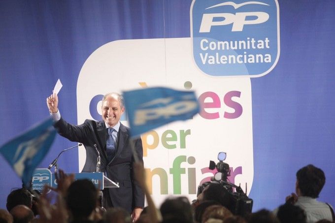 1280px-Francisco_Camps_y_Rita_Barberá_celebrando_el_triunfo_en_las_elecciones_municipales_y_autonómicas_de_2011_02