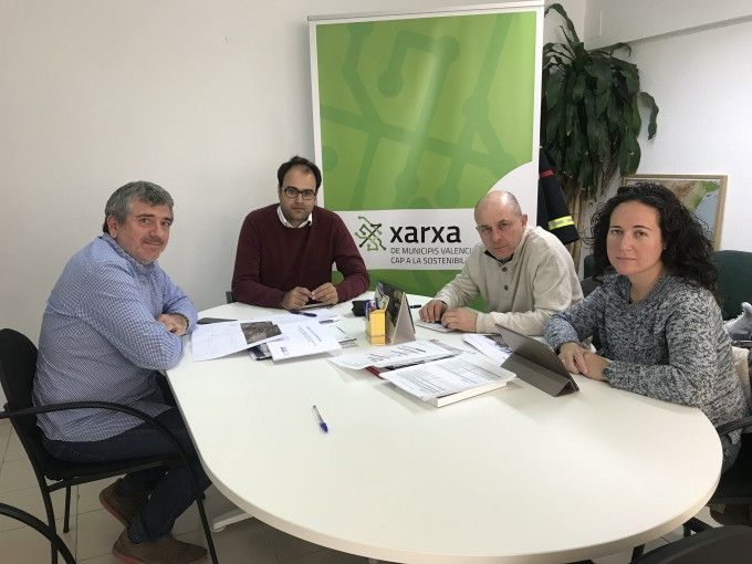 El diputat Josep Bort amb Pep Galarza i Raquel Gómez durant el transcurs de la reunió_01