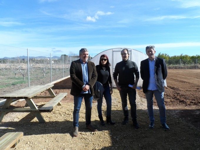 El diputat Josep Bort junt a l'alcalde de la Pobla de Vallbona, Josep Vicent Garcia, durant la visita al Viver Municipal_01