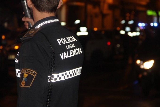 Un agente de la Policía Local de València, durante un dispositivo nocturno