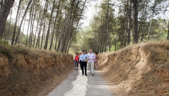 1- Jorge Rodríguez recorre junto al alcalde uno de los caminos de Enguera(1)