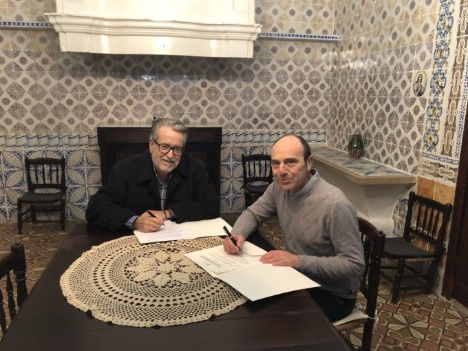 El alcalde de Albal firmando junto al heredero de la vivienda