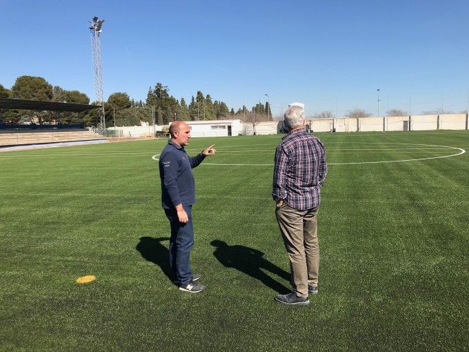nuevo césped campo de fútbol acabado