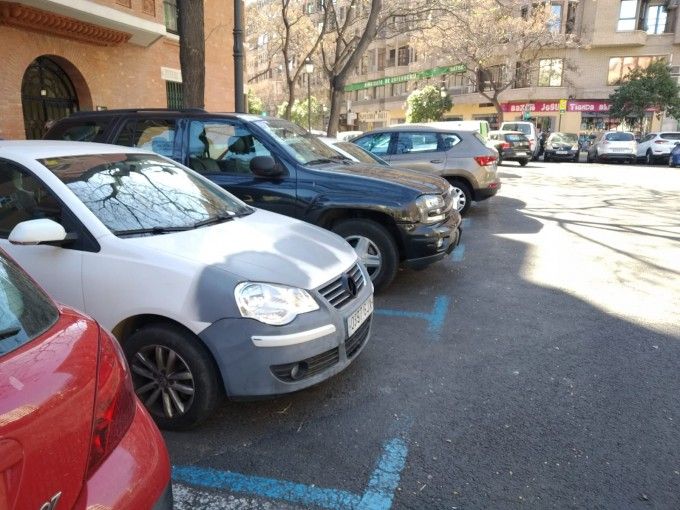 Unos vehículos estacionados en zona azul