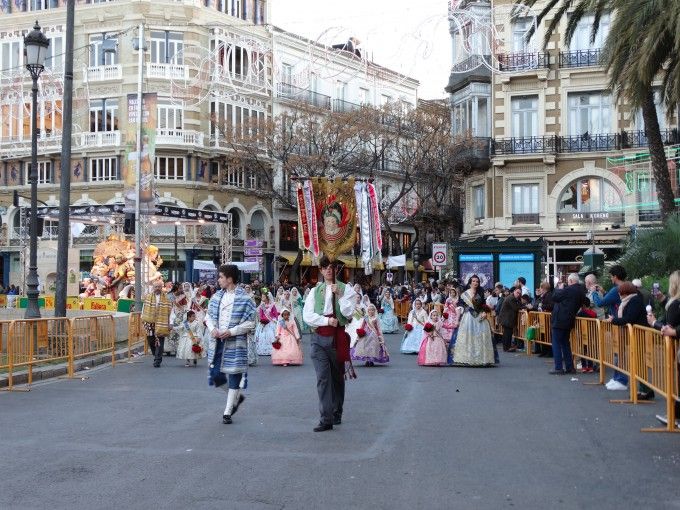 Falleros desfilando por el centro de la ciudad