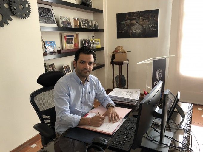 Sagredo firmando solicitud rebaja IBI