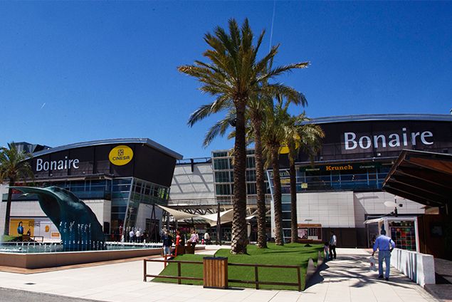 Una de las entradas del Centro Comercial Bonaire