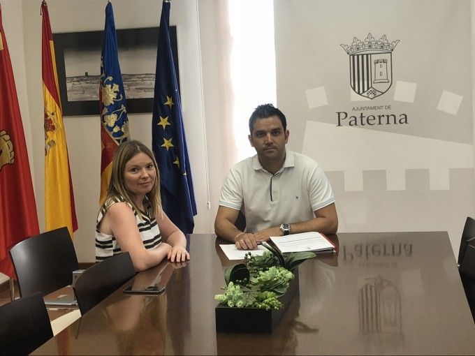 Sagredo junto a Tte Alcalde Presidencia, Eva Pérez durante firma providencia presupuestos