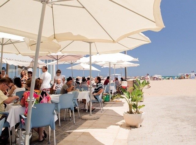 Turistas en un restaurante de la playa 