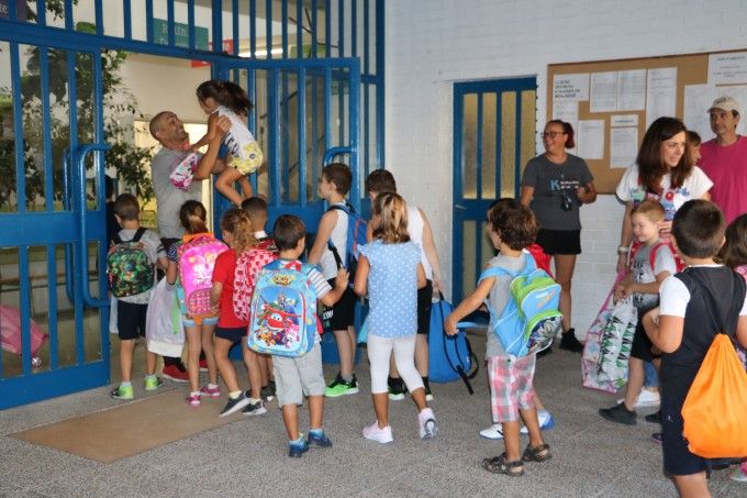 Xiquets entrant al col·legi després de les vacacions en Quart de Poblet