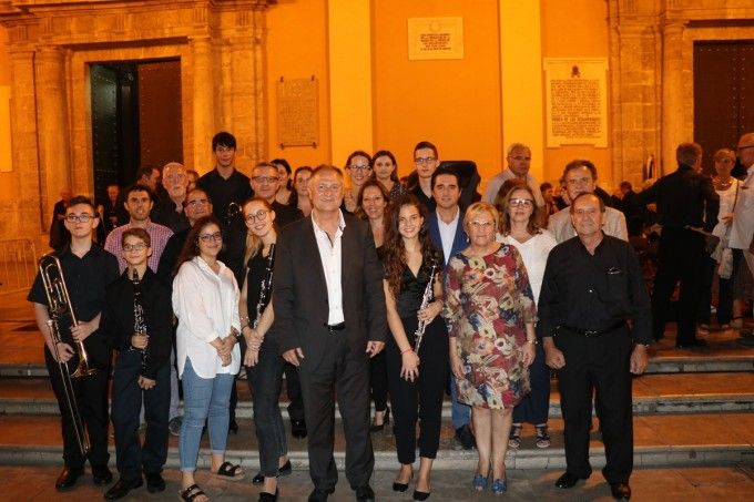 Corporación y consellera con alumnado conservatorio