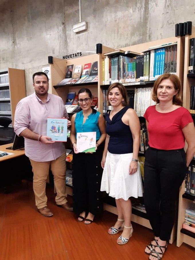 Concejala de Igualdad y Concejal de Bibliotecas y Museos con los libros adquiridos