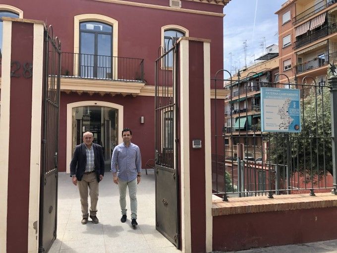 El Alcalde Sagredo y el Tte Alcalde saliendo del ambulatorio de Campamento