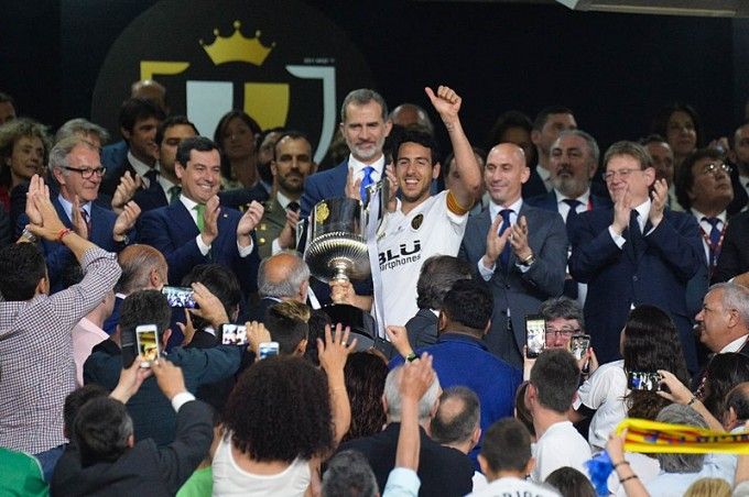 800px-Copa_del_Rey_de_fútbol_2018-19_-_Entrega_del_trofeo