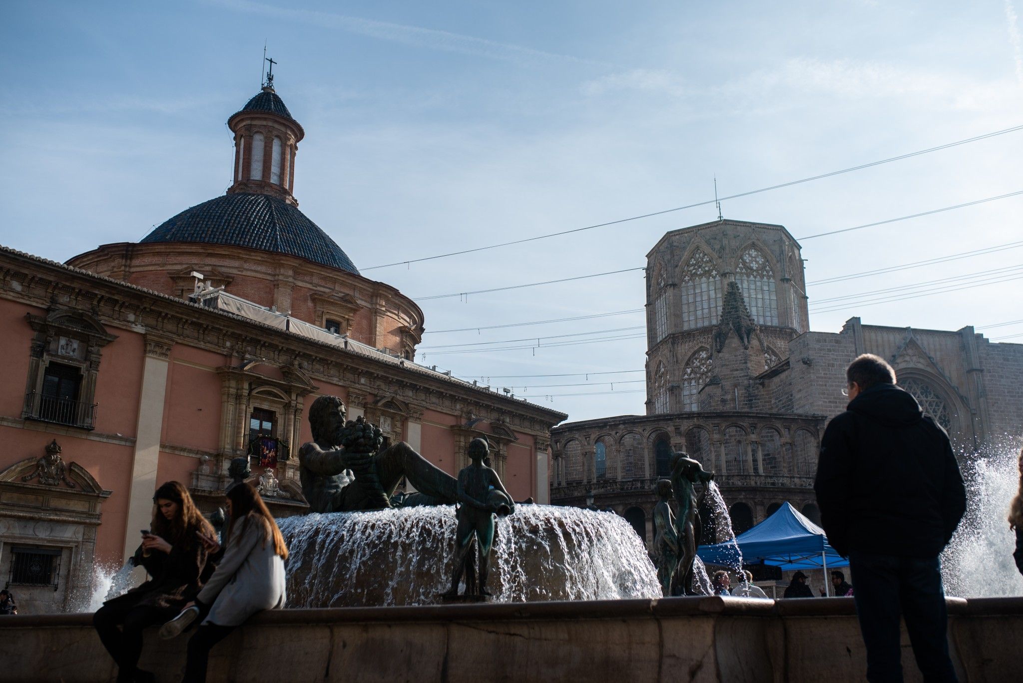 Turistas en la plaza de la Virgen de València