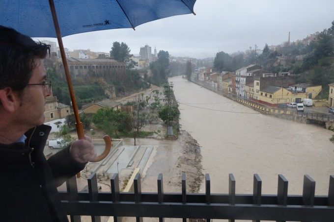 L'alcalde Jorge Rodríguez davant el riu Clariano al seu pas per la Cantereria en un temporal de pluja