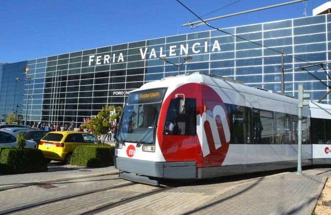 Tranvía de Metrovalencia en la parada de Feria València