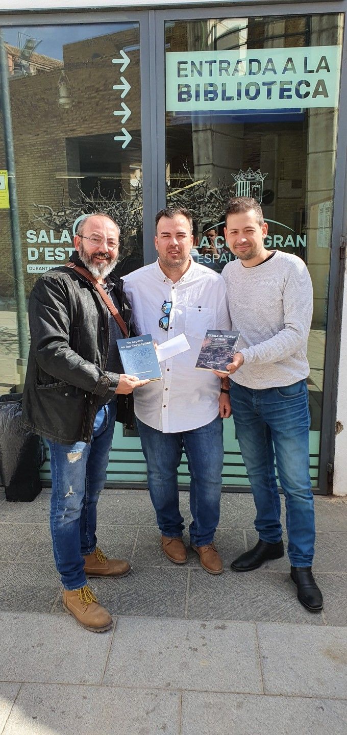 Donación de libros en La Cova Gran