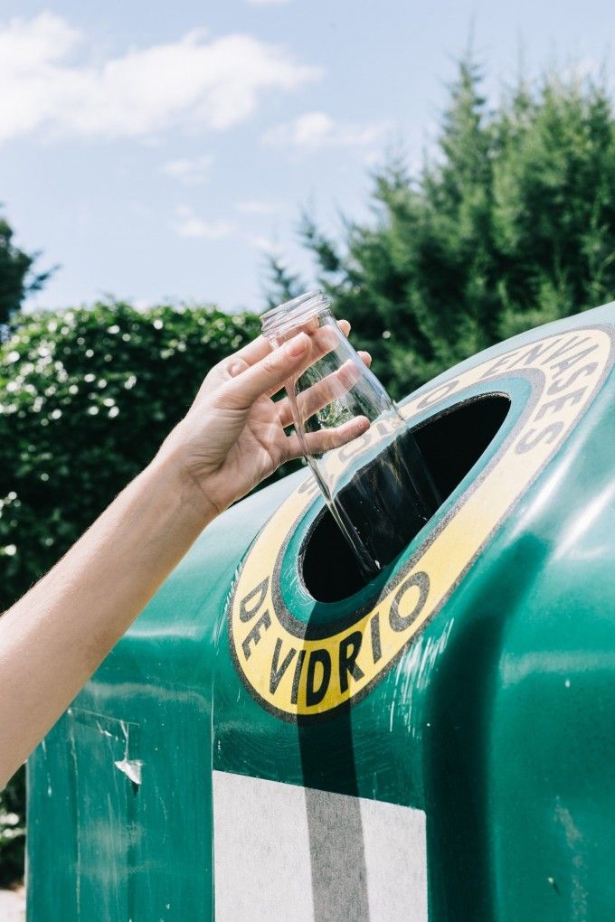 Una persona reciclando vidrio