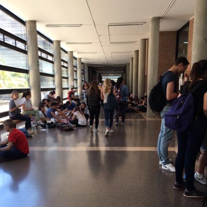 Estudiants en un corredor esperant entrar en un examen de la PAU 