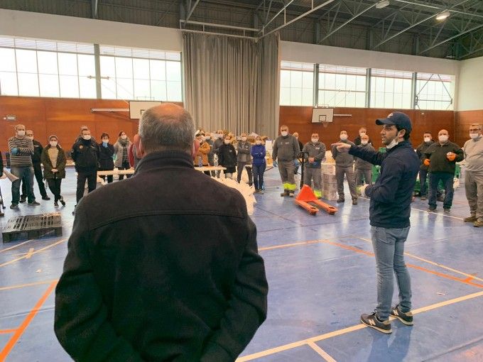 El Alcalde Sagredo durante la creación de 2.000 lotes productos primera necesidad Paterna