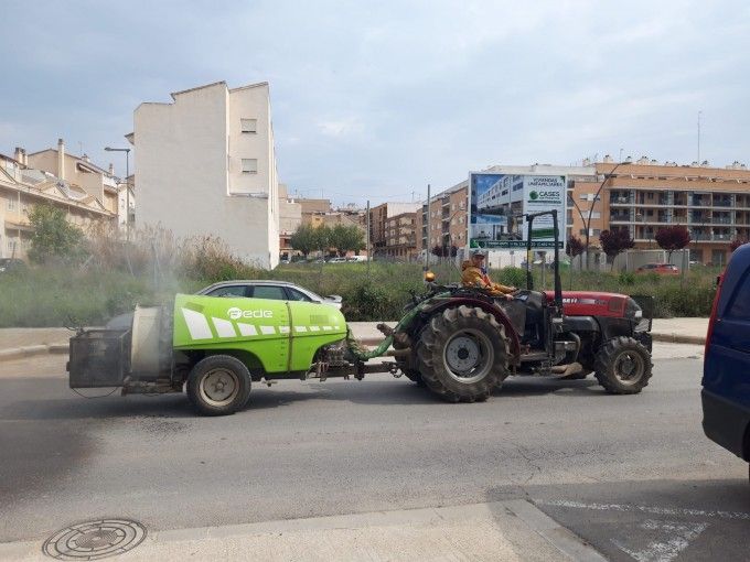 Labores de desinfección con tractores en Paterna