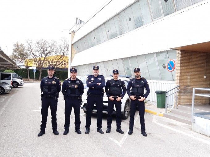 El Jefe de la Policia Local de Paterna, Rafael Mestre junto a los 4 nuevos agentes
