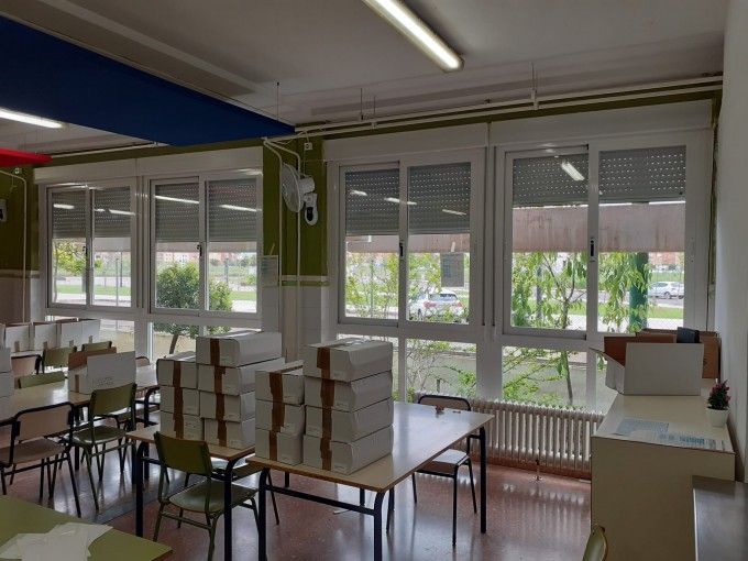 Nous Finestrals i Material Escolar