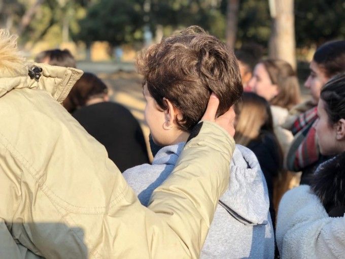 Una dona atén un menor amb problemes de salut mental