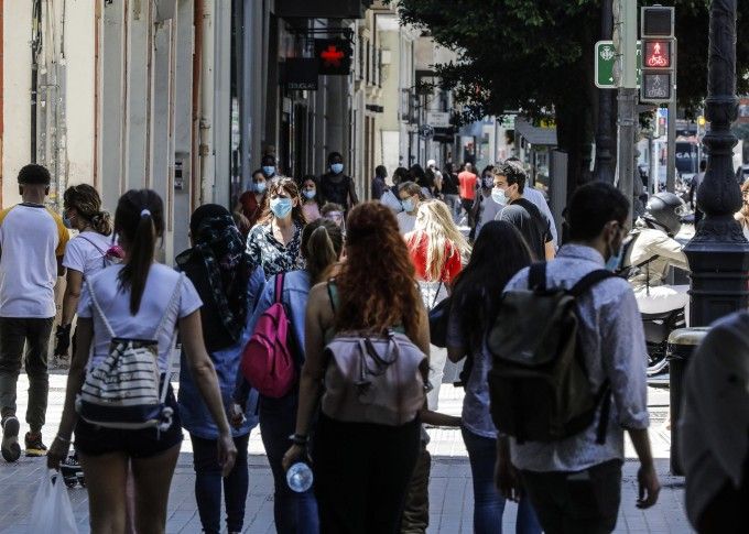 Personas paseando por una calle de València