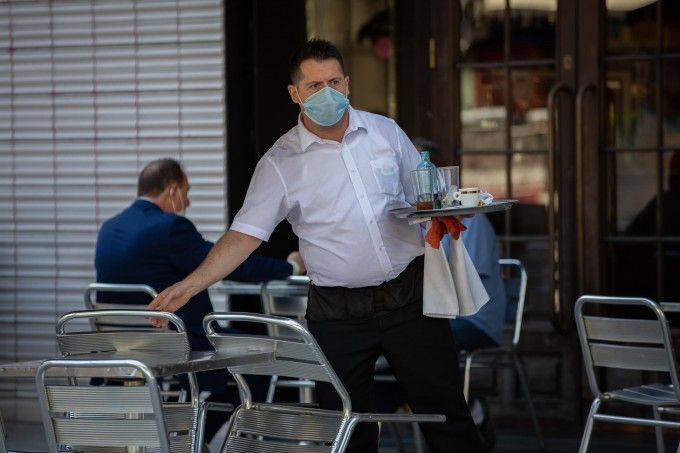 Un cambrer treballant a una terrassa
