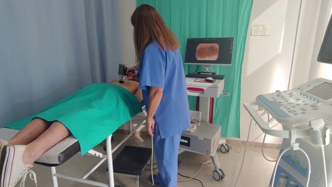Una doctora realizando una revisión de la piel a un paciente