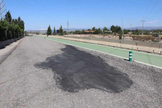 Camino con baches arreglado