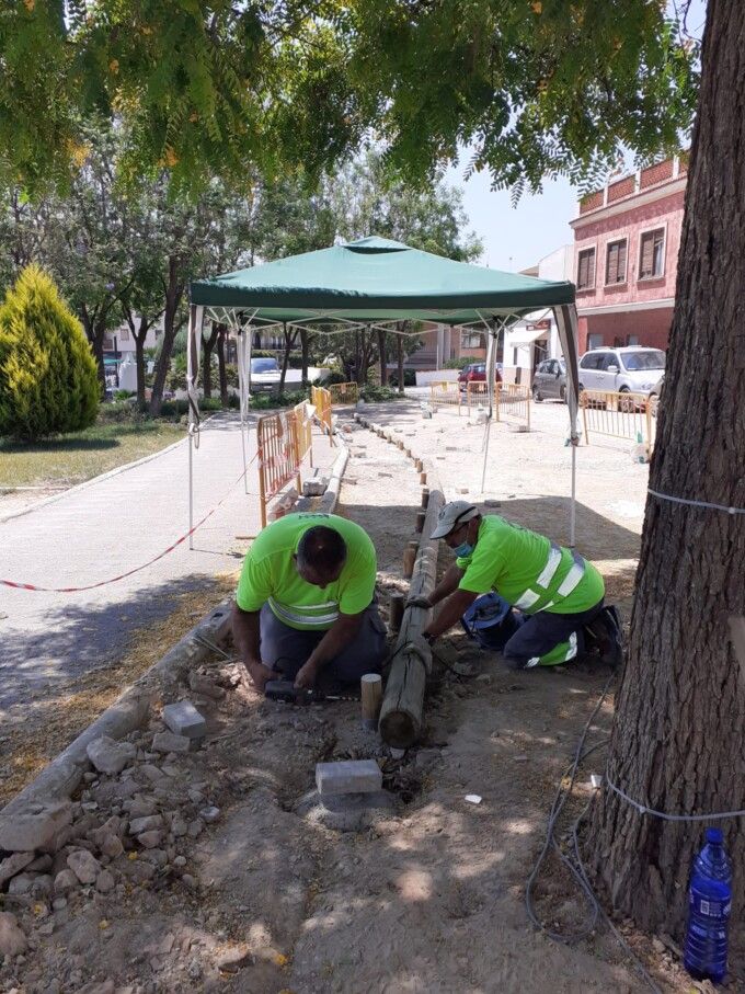 Operarios trabajando en la remodelación del parking de la calle Coves del Palau