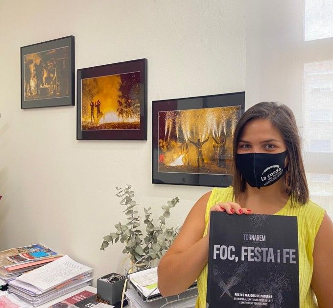 La concejala de Fiestas con el Libro y la mascarilla