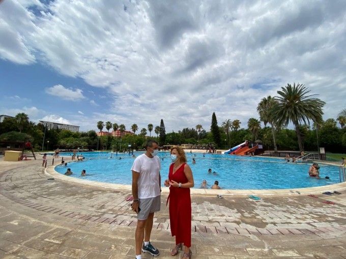 0811 Pilar Bernabé ha visitat les piscines de Benicalap1