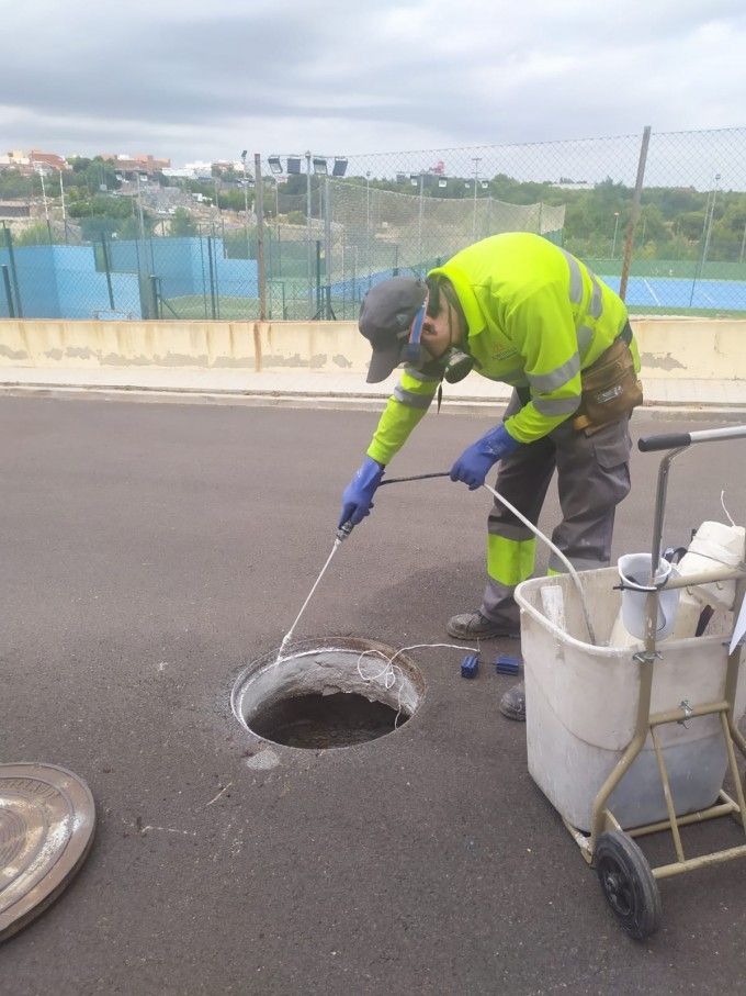 Operario realizando controles en alcantarillado