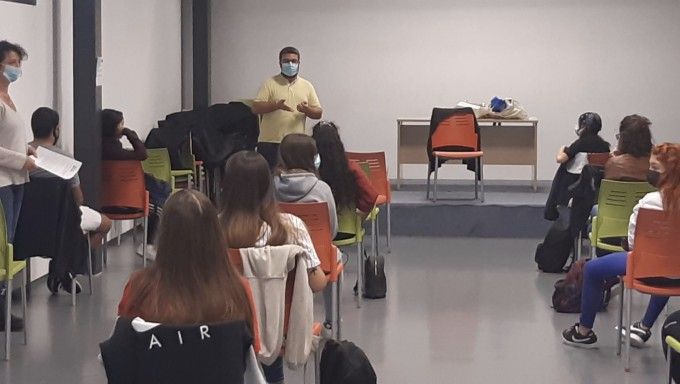 Inicio de un taller en la Casa de la Juventud