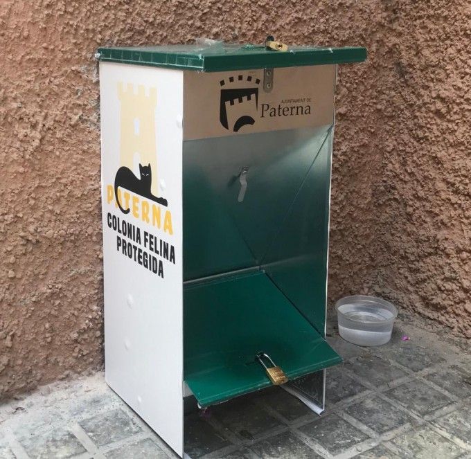 Tolva comedero en una colonia felina de Paterna